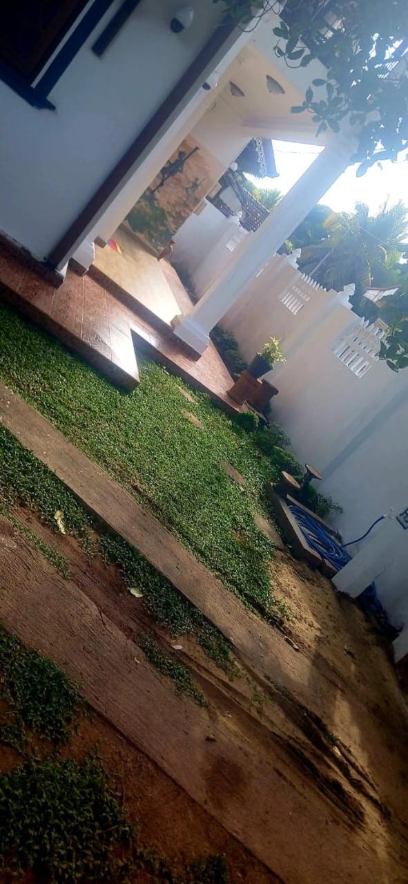 Oviniru Beach Hotel Negombo Exterior foto